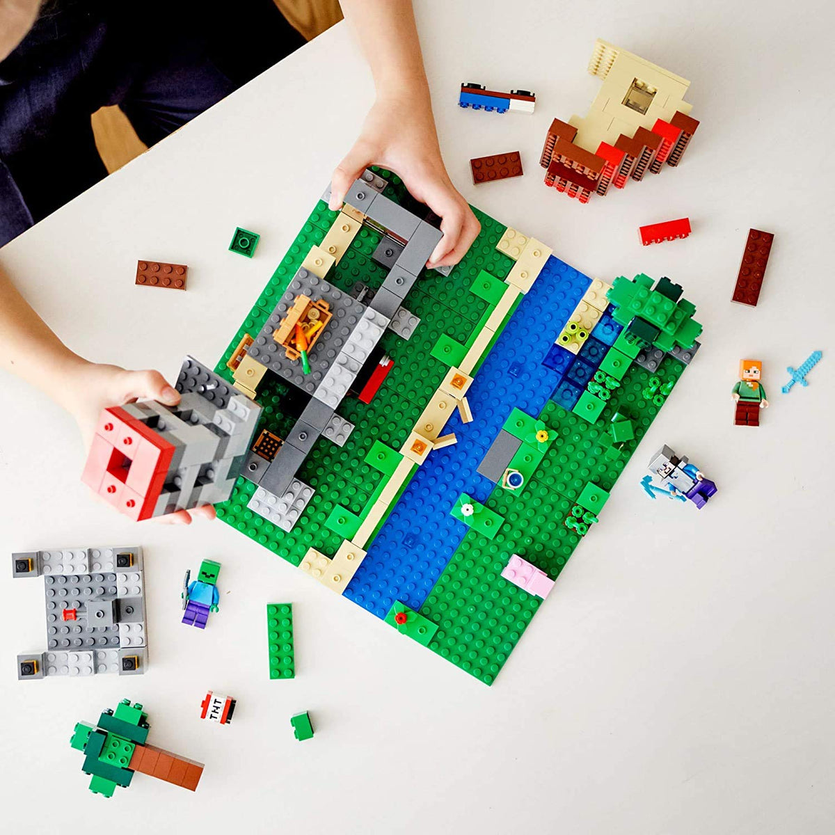 Minecraft Brick Construction Toy and Minifigures 564 Pieces O503502